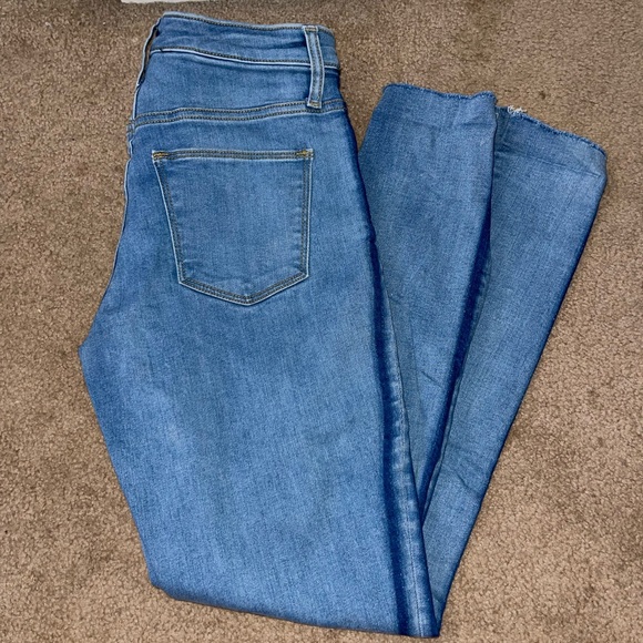 Universal threads jeans with dark wash stripe on the side. - Picture 3 of 4
